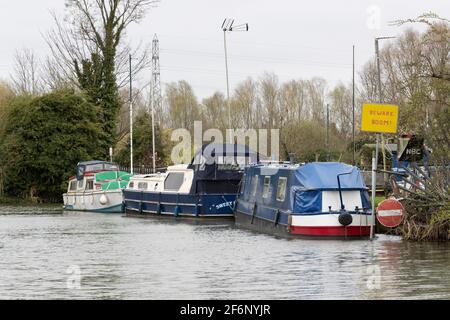 Northampton Boat Club auf dem Fluss Nene an einem langweiligen Frühlingsmorgen, Nene Valley, Northamptonshire, England, Großbritannien. Stockfoto