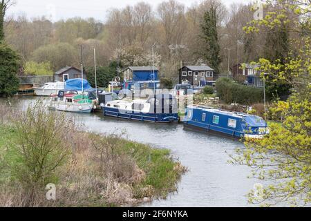 Northampton Boat Club auf dem Fluss Nene an einem langweiligen Frühlingsmorgen, Nene Valley, Northamptonshire, England, Großbritannien. Stockfoto