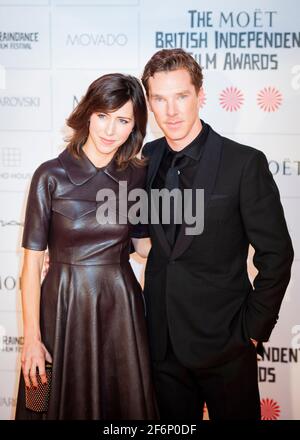 Benedict Cumberbatch und seine Frau Sophie Hunter kommen bei den Moet British Independent Film Awards 2014 auf dem Billingsgate Market, London, an Stockfoto