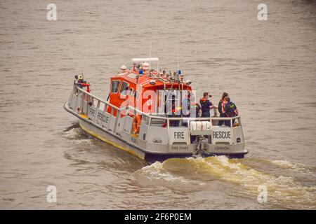 Feuerwehrboot auf der Themse, London, Großbritannien. Stockfoto