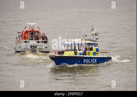 Polizei- und Feuerwehrboote auf der Themse, London, Großbritannien. Stockfoto
