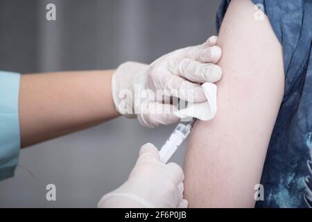 Nahaufnahme Hände, Krankenschwestern sind Impfungen für Patienten mit der Spritze. Werden durch die Verwendung von sterilen injizierbaren Oberarm behandelt. Injektion, Antikörper, Influ Stockfoto