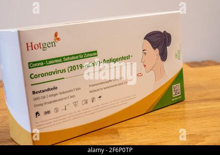 Bamberg, Deutschland - 2.4.2021. Covid19 Antigentest von Hotgen. Testkit mit 5 Corona Schnelltest für Laien. Stockfoto