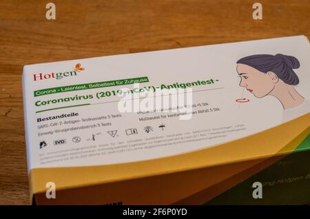 Bamberg, Deutschland - 2.4.2021. Covid19 Antigentest von Hotgen. Testkit mit 5 Corona Schnelltest für Laien. Stockfoto