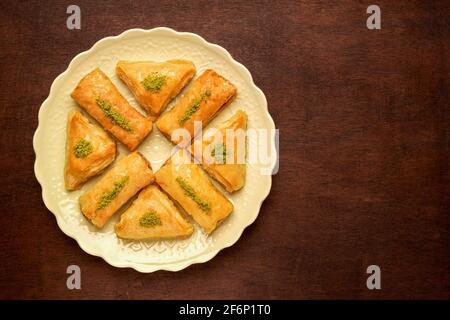 Süßigkeiten arabisch Dessert Baklava, Kunafa, Kadayif mit Pistazien Nüsse und Käse. Draufsicht, Kopierbereich Stockfoto