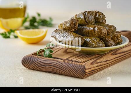 Gefüllte Traubenblätter Rollen dolma. Traditionelle Middetarean, kaukasische, türkische und arabische Küche. Nahaufnahme Stockfoto