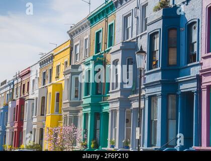 Bemalte Fassaden von Reihenhäusern in Lancaster Road, Notting Hill, London Stockfoto