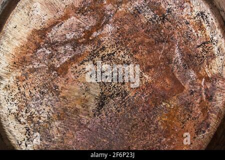 Der Boden einer rostigen Pfanne Nahaufnahme mit Kanten, Textur des alten Metalls, schmutzigen Hintergrund. Stockfoto