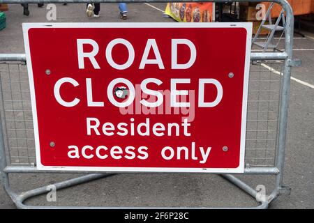 Schild „Straße geschlossen“ auf einer Schranke mitten auf einer Straße Stockfoto