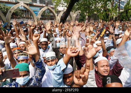 2. April 2021, Dhaka, Bangladesch: Anhänger des Hefajat-e-Islam Bangladesch rufen Slogan, während sie sich in einer Demonstration vor der Baitul Mukarram National Moschee versammeln, um gegen den Tod ihrer Aktivisten während der Zusammenstöße mit Gesetzeshütern während drei Tagen in Dhaka, Bangladesch, zu protestieren, 2. April 2021. (Bild: © Suvra Kanti das/ZUMA Wire) Stockfoto