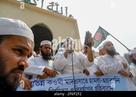 2. April 2021, Dhaka, Bangladesch: Hefajat-e-Islam Bangladesch veranstaltete am 2. April 2021 in Dhaka, Bangladesch, eine Demonstration vor der Baitul-Mukarram-Nationalmoschee, um gegen den Tod seiner Aktivisten während der Zusammenstöße mit Gesetzeshütern zu protestieren. (Bild: © Suvra Kanti das/ZUMA Wire) Stockfoto