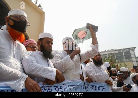 2. April 2021, Dhaka, Bangladesch: Hefajat-e-Islam Bangladesch veranstaltete am 2. April 2021 in Dhaka, Bangladesch, eine Demonstration vor der Baitul-Mukarram-Nationalmoschee, um gegen den Tod seiner Aktivisten während der Zusammenstöße mit Gesetzeshütern zu protestieren. (Bild: © Suvra Kanti das/ZUMA Wire) Stockfoto