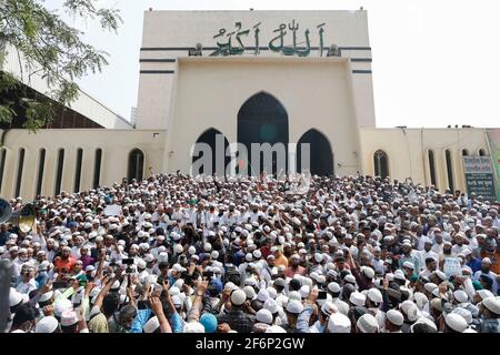 Dhaka, Bangladesch. April 2021. Hefajat-e-Islam Bangladesch veranstaltete eine Demonstration vor der Baitul-Mukarram-Nationalmoschee, in Dhaka, Bangladesch, am 2. April 2021, gegen den Tod seiner Aktivisten bei Zusammenstößen mit Gesetzeshütern. Quelle: Suvra Kanti das/ZUMA Wire/Alamy Live News Stockfoto