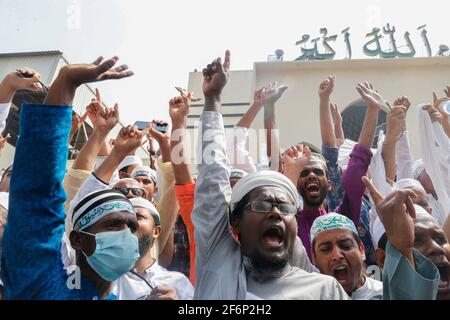 Dhaka, Bangladesch. April 2021. Anhänger von Hefajat-e-Islam Bangladesch rufen in Dhaka, Bangladesch, am 2. April 2021, in einer Demonstration vor der Baitul Mukarram National Moschee, gegen den Tod ihrer Aktivisten während der Zusammenstöße mit Gesetzeshütern. Quelle: Suvra Kanti das/ZUMA Wire/Alamy Live News Stockfoto