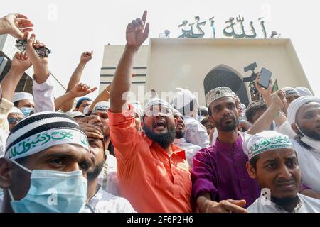 Dhaka, Bangladesch. April 2021. Anhänger von Hefajat-e-Islam Bangladesch rufen in Dhaka, Bangladesch, am 2. April 2021, in einer Demonstration vor der Baitul Mukarram National Moschee, gegen den Tod ihrer Aktivisten während der Zusammenstöße mit Gesetzeshütern. Quelle: Suvra Kanti das/ZUMA Wire/Alamy Live News Stockfoto