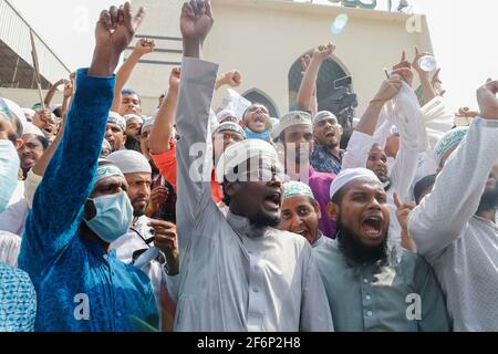 Dhaka, Bangladesch. April 2021. Anhänger von Hefajat-e-Islam Bangladesch rufen in Dhaka, Bangladesch, am 2. April 2021, in einer Demonstration vor der Baitul Mukarram National Moschee, gegen den Tod ihrer Aktivisten während der Zusammenstöße mit Gesetzeshütern. Quelle: Suvra Kanti das/ZUMA Wire/Alamy Live News Stockfoto