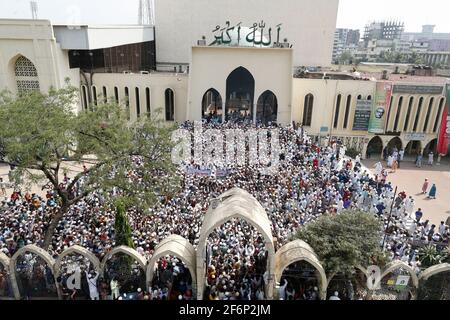 Dhaka, Bangladesch. April 2021. Hefajat-e-Islam Bangladesch veranstaltete eine Demonstration vor der Baitul-Mukarram-Nationalmoschee, in Dhaka, Bangladesch, am 2. April 2021, gegen den Tod seiner Aktivisten bei Zusammenstößen mit Gesetzeshütern. Quelle: Suvra Kanti das/ZUMA Wire/Alamy Live News Stockfoto