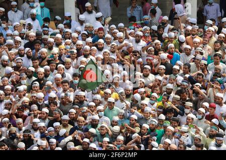 Dhaka, Bangladesch. April 2021. Hefajat-e-Islam Bangladesch veranstaltete eine Demonstration vor der Baitul-Mukarram-Nationalmoschee, in Dhaka, Bangladesch, am 2. April 2021, gegen den Tod seiner Aktivisten bei Zusammenstößen mit Gesetzeshütern. Quelle: Suvra Kanti das/ZUMA Wire/Alamy Live News Stockfoto