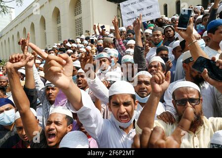 Dhaka, Bangladesch. April 2021. Anhänger von Hefajat-e-Islam Bangladesch rufen in Dhaka, Bangladesch, am 2. April 2021, in einer Demonstration vor der Baitul Mukarram National Moschee, gegen den Tod ihrer Aktivisten während der Zusammenstöße mit Gesetzeshütern. Quelle: Suvra Kanti das/ZUMA Wire/Alamy Live News Stockfoto