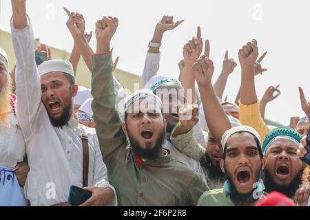 Dhaka, Bangladesch. April 2021. Anhänger von Hefajat-e-Islam Bangladesch rufen in Dhaka, Bangladesch, am 2. April 2021, in einer Demonstration vor der Baitul Mukarram National Moschee, gegen den Tod ihrer Aktivisten während der Zusammenstöße mit Gesetzeshütern. Quelle: Suvra Kanti das/ZUMA Wire/Alamy Live News Stockfoto