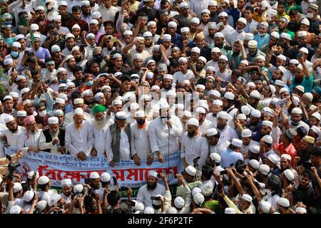 Dhaka, Bangladesch. April 2021. Hefajat-e-Islam Bangladesch veranstaltete eine Demonstration vor der Baitul-Mukarram-Nationalmoschee, in Dhaka, Bangladesch, am 2. April 2021, gegen den Tod seiner Aktivisten bei Zusammenstößen mit Gesetzeshütern. Quelle: Suvra Kanti das/ZUMA Wire/Alamy Live News Stockfoto