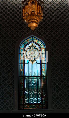 Buntglasfenster in der Großen Moschee des Sultans Qaboos, Maskat, Oman Stockfoto