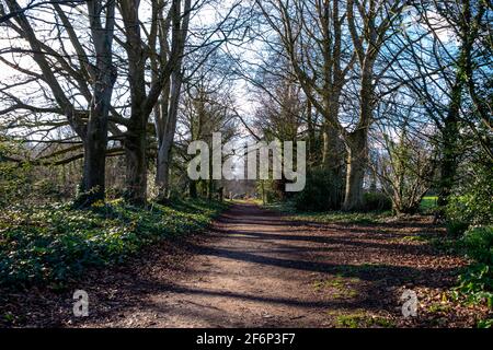 Ein Blick auf den Fußweg, der zur Findon Village Church führt und auch einen Teil des Monarch's Way Fernwanderwegs - Findon, West Sussex, Großbritannien. Stockfoto