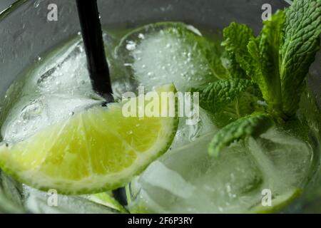 Glas Mojito-Cocktail mit Stroh, Nahaufnahme Stockfoto