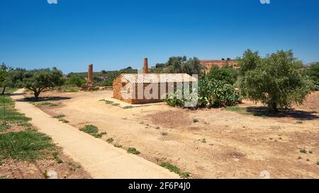 Gärten von Kolymbethra oder Jardino della Kolymbethra. Herrlicher grüner Garten im Herzen des Tals der Tempel in Sizilien, Italien. Stockfoto