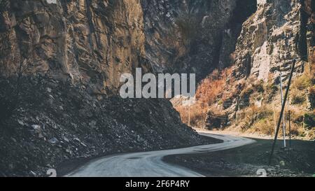 Unbefestigte Straße durch eine Bergschlucht Stockfoto