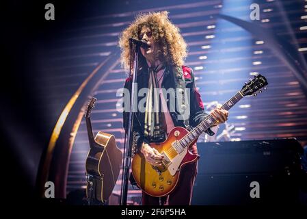 ITALIEN, Bologna 2019: Craig David Ross, Tourneegitarrist von Lenny Kravitz, spielt live auf der Bühne in der Unipol Arena, für die „Raise Vibration“ Tour 2019 Stockfoto