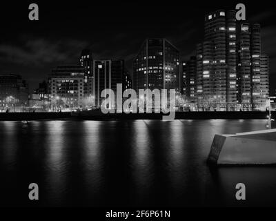 Schwarz-Weiß-Monochrom-Bild von Wohnungen vor Themse in London mit Pier im Blick Stockfoto