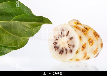 Morinda citrifolia reife Noni-Frucht auf weißem Hintergrund Stockfoto