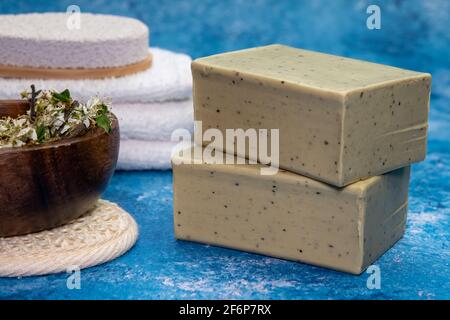 Aleppo Seife und dray Laurus nobilis Blume in einem Holzteller . Stockfoto