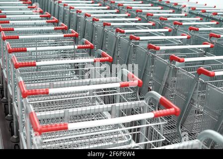 Reihen von Einkaufswagen in einem Supermarkt. Stockfoto