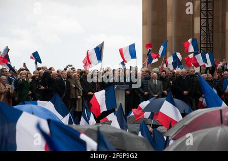 PARIS, FRANKREICH - 5. MÄRZ 2017 : Kundgebung zur Unterstützung des französischen Präsidentschaftswahlkandidaten François Fillon am Trocadero. Stockfoto