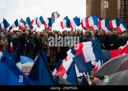 PARIS, FRANKREICH - 5. MÄRZ 2017 : Kundgebung zur Unterstützung des französischen Präsidentschaftswahlkandidaten François Fillon am Trocadero. Stockfoto