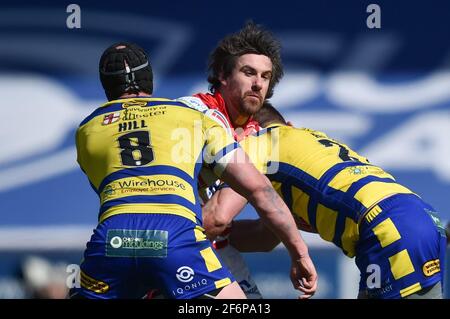 St. Helens, Großbritannien. April 2021. Tyrone McCarthy (21) von Leigh Centurions im Tackle in St. Helens, Großbritannien am 4/2/2021. (Foto von Richard Long/News Images/Sipa USA) Quelle: SIPA USA/Alamy Live News Stockfoto