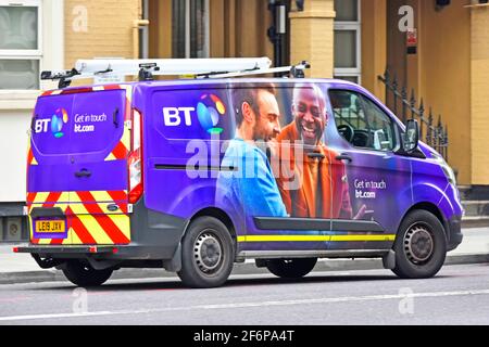 Ford Transit Van betrieben von BT Logo Seiten- und Rückansicht lila farbenfrohe People Grafik Kontaktieren Sie uns Website Adresse geparkt in East London England Großbritannien Stockfoto