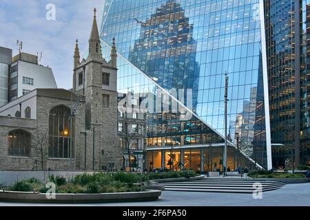 Historische St. Andrew Undershaft Kirche & moderner Scalpel Büro Wolkenkratzer Gebäude Straße Ebene Szene Gherkin Reflexion St Mary AX City Von London UK Stockfoto