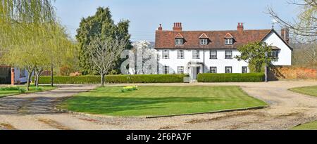 Historische façade 16. Jahrhundert ländlichen Herrenhaus & Front Die Zufahrt zum Garten in Lambourne Hall, einem denkmalgeschützten Gebäude der Klasse ii, befindet sich in der Nähe Abridge in Essex UK Stockfoto