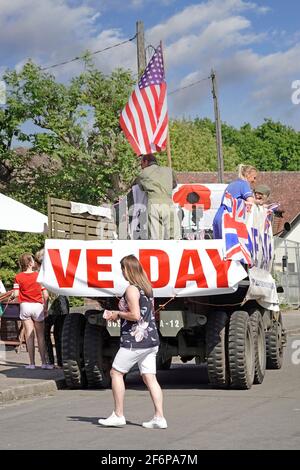 USA erhalten Militär LKW dekoriert VE Tag Union Jack & American Stars & Stripes Flagge Aufruf an 2020 Straße Feiern Parteien Essex England UK Stockfoto