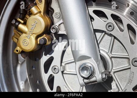 Berlin - April 2021: Scheibenbremsen vorne BREMBO von Rennrad Honda Nahaufnahme. Vordere radiale Befestigung Bremssattel Sportbike, Motorrad mit Twin Floating Disk Stockfoto