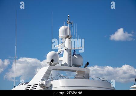 Konzept der Navigationsausrüstung für Yachten. Luxusdach, Satellitenradar, Antenne, technische Unterstützung, drahtlose Übertragung, Sicherer Versand, unter griechischem blu Stockfoto