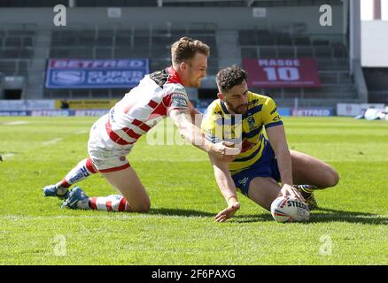 Warrington Wolves' Toby King (rechts) erzielt beim Betfred Super League-Spiel im Totally Wicked Stadium, St. Helens, den sechsten Versuch seiner Seite. Bilddatum: Freitag, 2. April 2021. Stockfoto