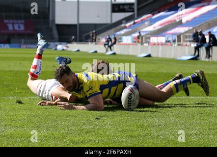 Warrington Wolves' Toby King (rechts) erzielt beim Betfred Super League-Spiel im Totally Wicked Stadium, St. Helens, den sechsten Versuch seiner Seite. Bilddatum: Freitag, 2. April 2021. Stockfoto