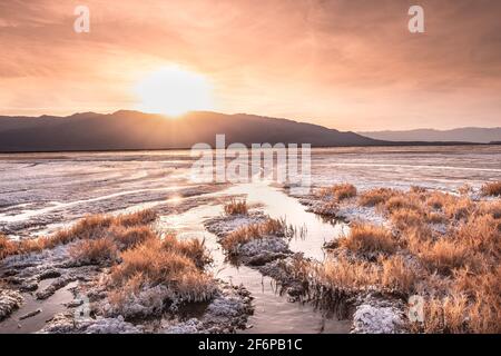 Wunderschöne Death Valley California Landschaft bei Sonnenuntergang mit Salzbach Im Blick Stockfoto
