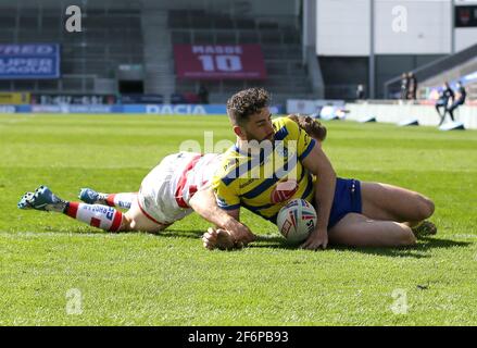 Warrington Wolves' Toby King (rechts) erzielt beim Betfred Super League-Spiel im Totally Wicked Stadium, St. Helens, den sechsten Versuch seiner Seite. Bilddatum: Freitag, 2. April 2021. Stockfoto