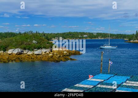 Blick auf eine Bucht, Hummerfallen und Segelboot im Westen von Dover, Nova Scotia, Kanada Stockfoto