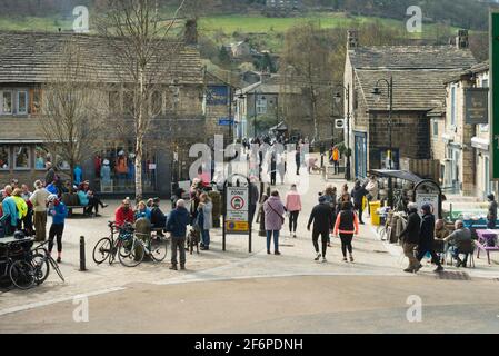 Hebden Bridge, Yorkshire, Großbritannien. April 2021. Menschenmassen, die das gute Wetter in den Straßen der Hebden Bridge in West Yorkshire am Karfreitag genießen. Die Lockerung der Covid-19-Einschränkungen hat es mehr Menschen ermöglicht, sich im Freien zu versammeln. Quelle: West Yorkshire Images/Alamy Live News Stockfoto